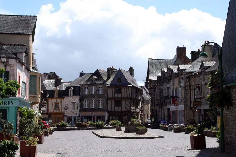 Place du Bouffay à Malestroit, maisons anciennes à pans de bois et toits d'ardoise.