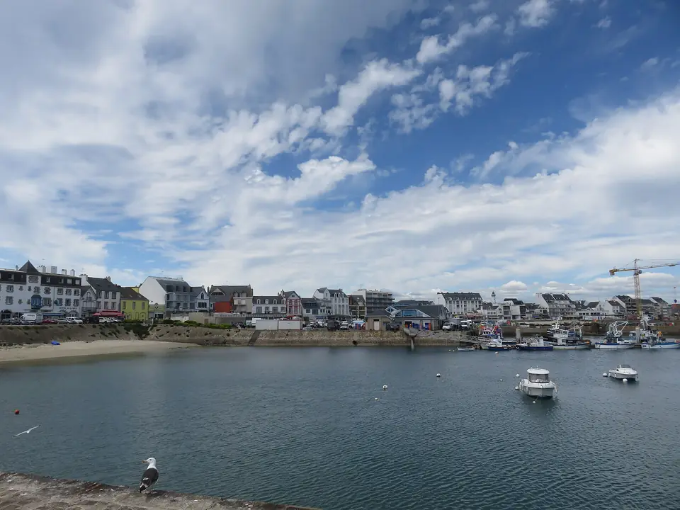 Port-Maria à Quiberon vu depuis la jetée sud, avec les maisons du front de mer.