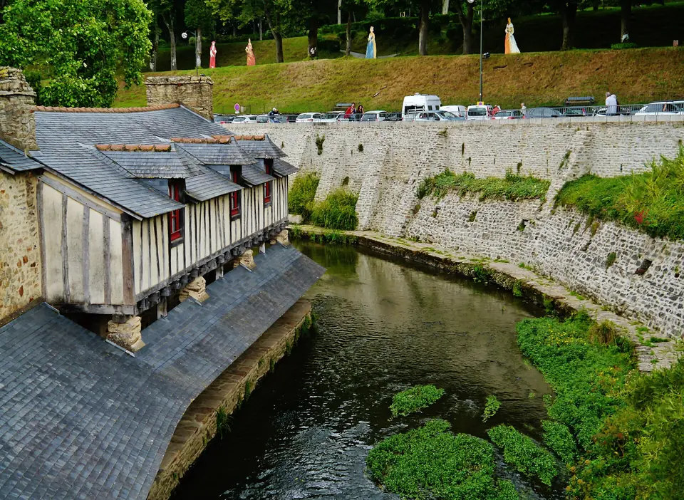 Anciens lavoirs couverts d'ardoise au bord de la Marle, au pied des remparts de Vannes.